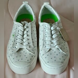 Cariuma Marie Kondo White Low Canvas Sneakers, Women's Size 11
